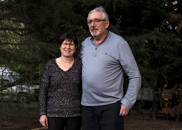 « Nettoyer à la pelle avec des bottes et des gants »